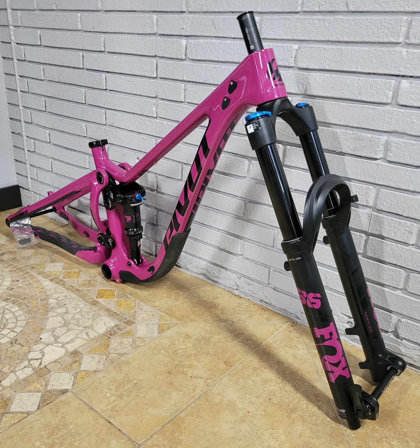 2023 Pivot Shadowcat Frame and Fork (XS Extra Small) 27.5