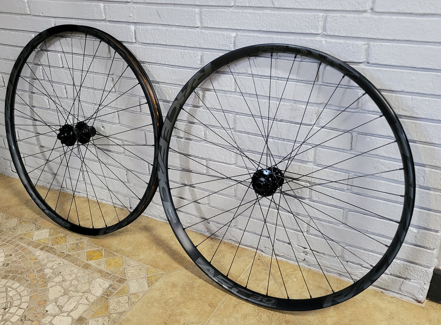 Race Face ARC 30 wheelset Industry Nine Hydra Non-Boost QR