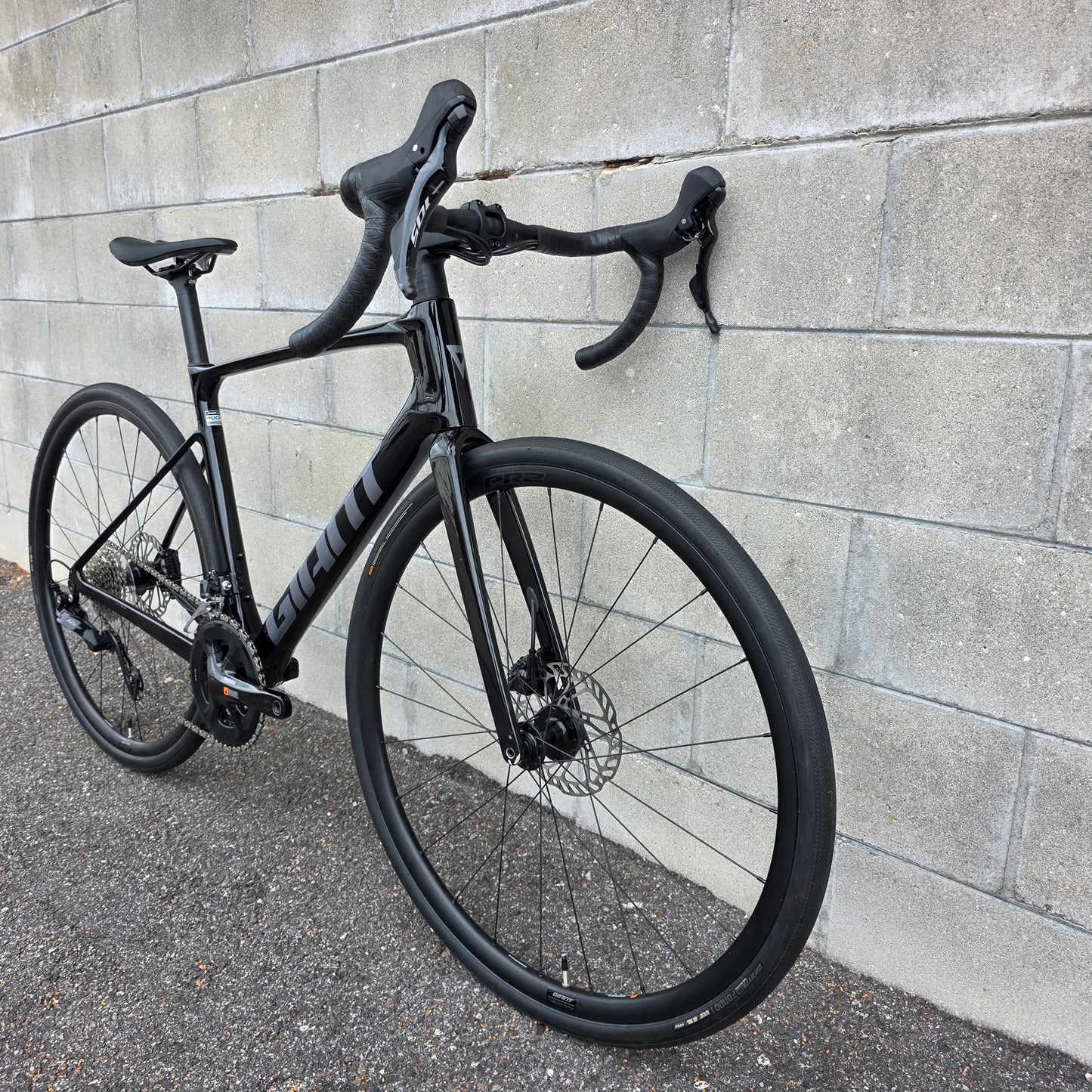 2025 Giant Defy Advanced 2 Carbon (Size Medium)