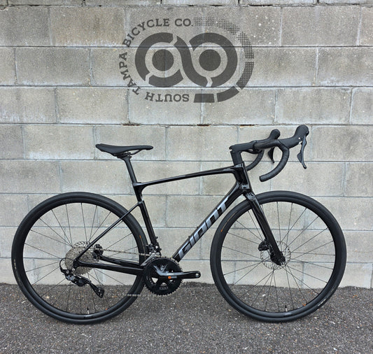 2025 Giant Defy Advanced 2 Carbon (Size Medium)