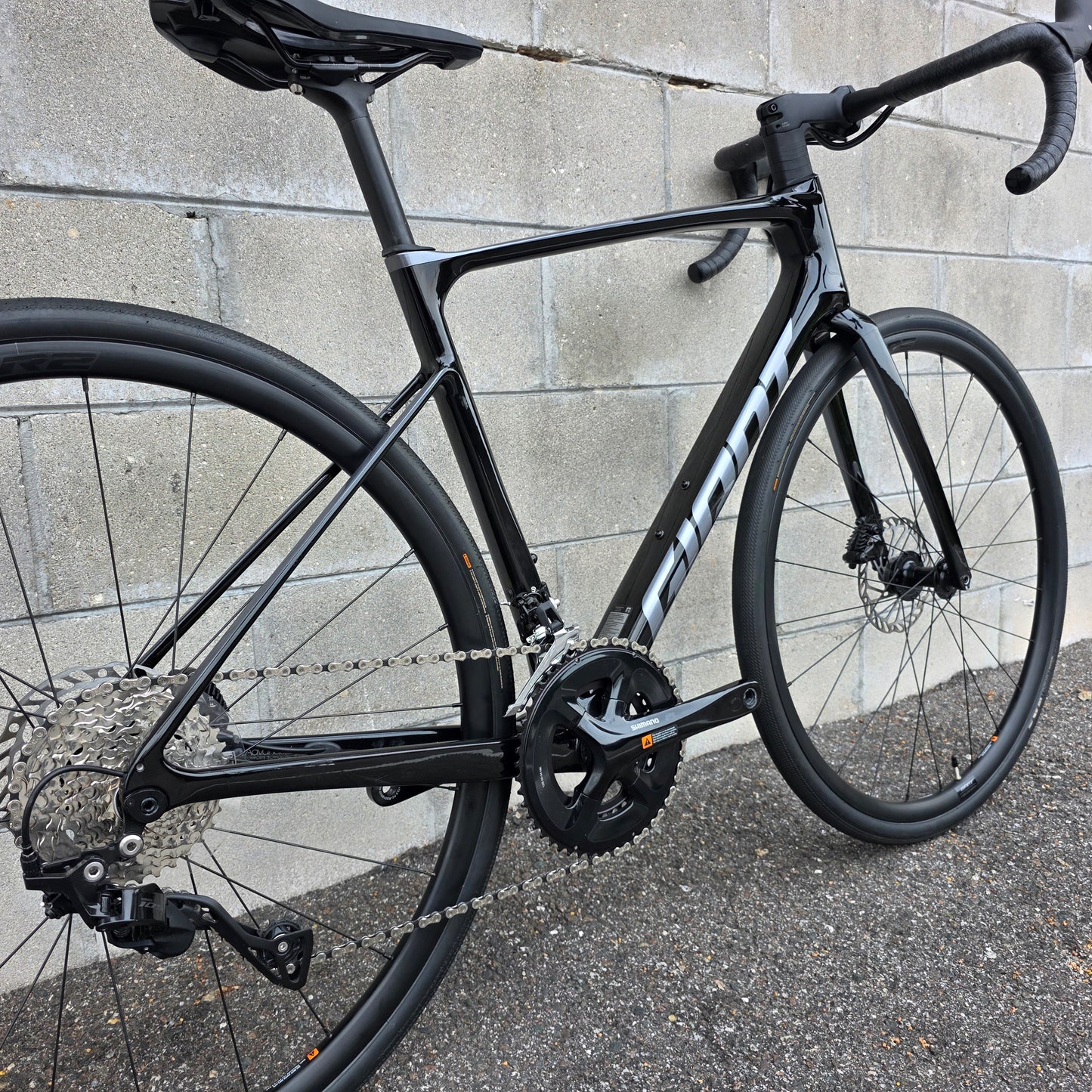 2025 Giant Defy Advanced 2 Carbon (Size Medium)