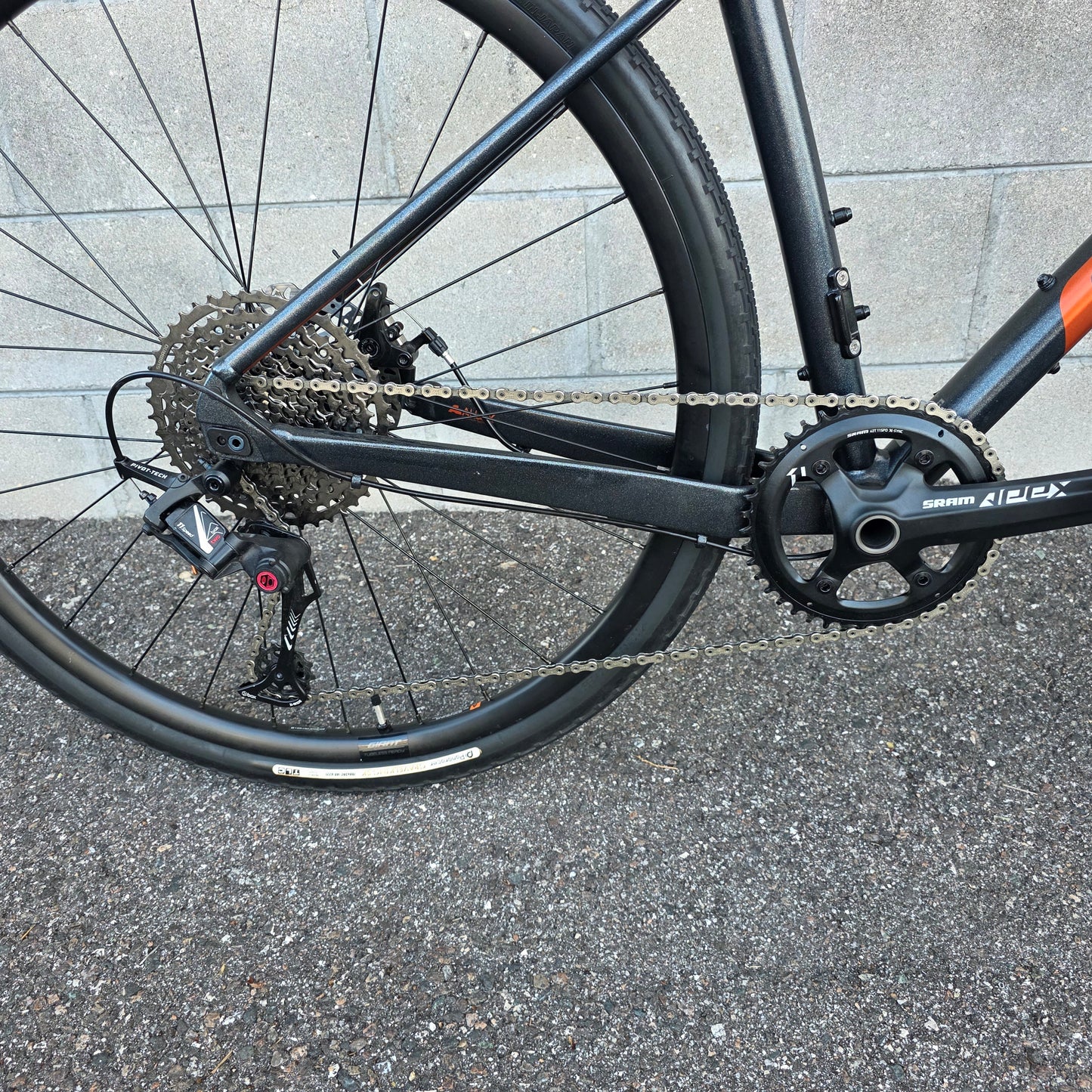 2024 Giant Revolt Flat Bar Gravel Bike (Large)