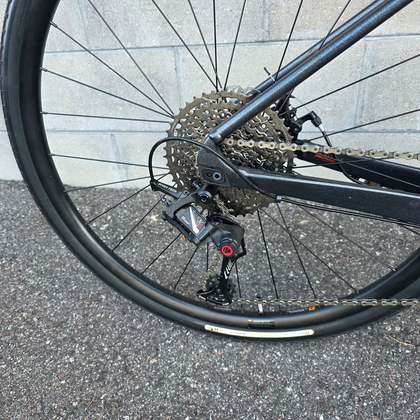 2024 Giant Revolt Flat Bar Gravel Bike (Large)