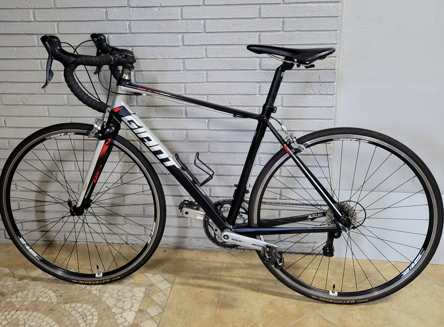 2015 Giant Defy Road Bike (Medium)