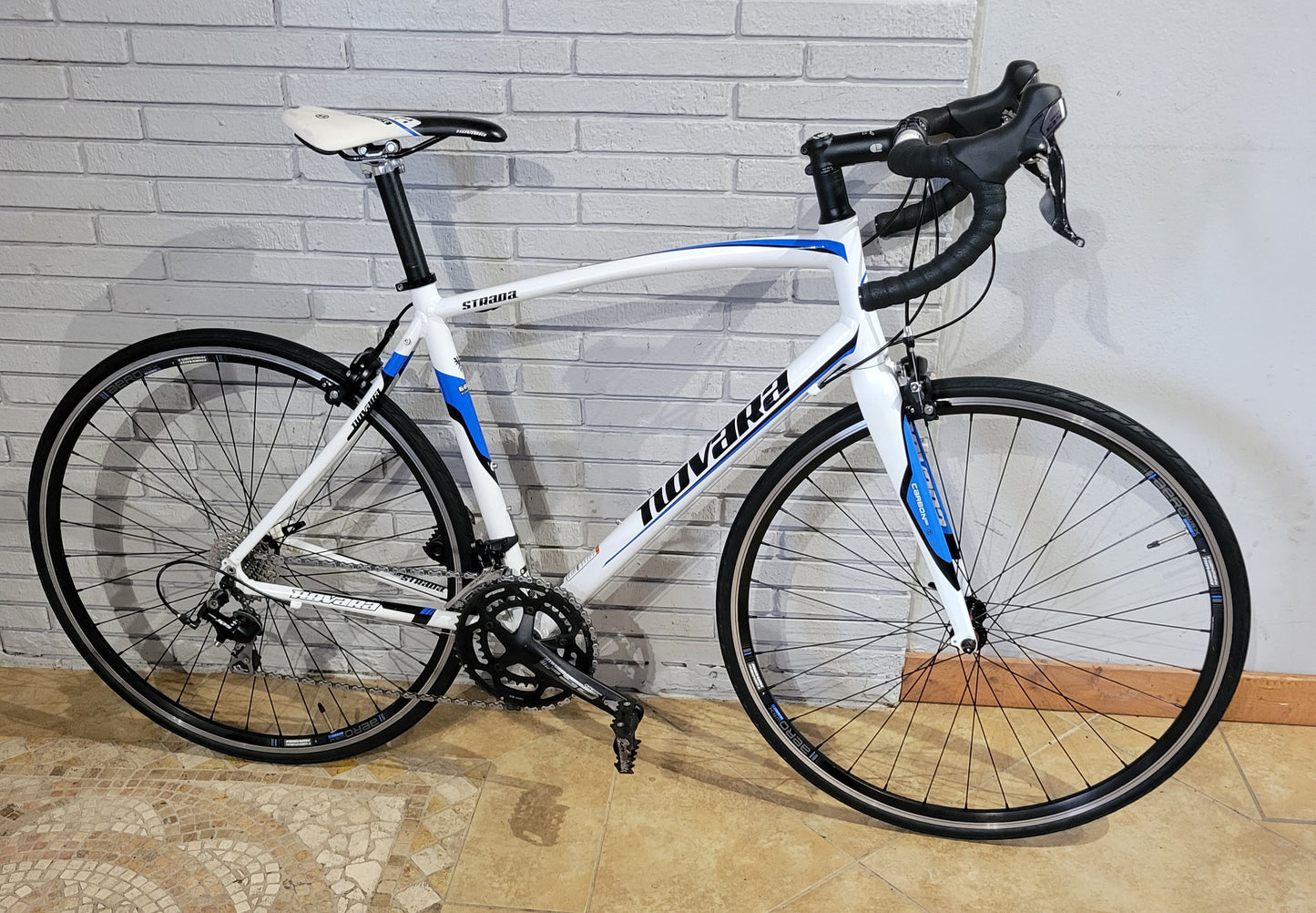 Novara Strada Road Bike 105 (Large)