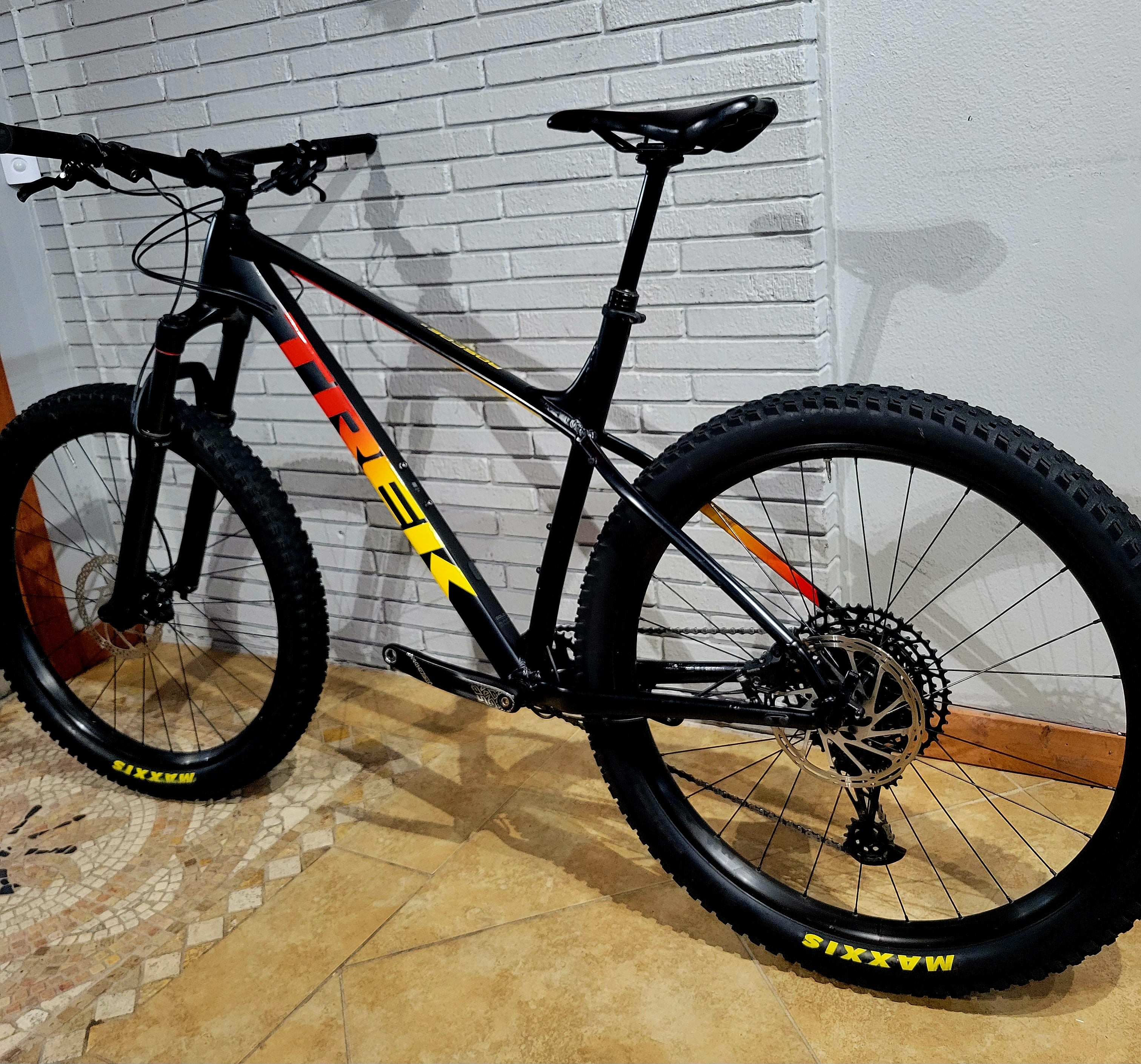 2021 Trek Roscoe 8 XL Damaged South Tampa Bicycle Co